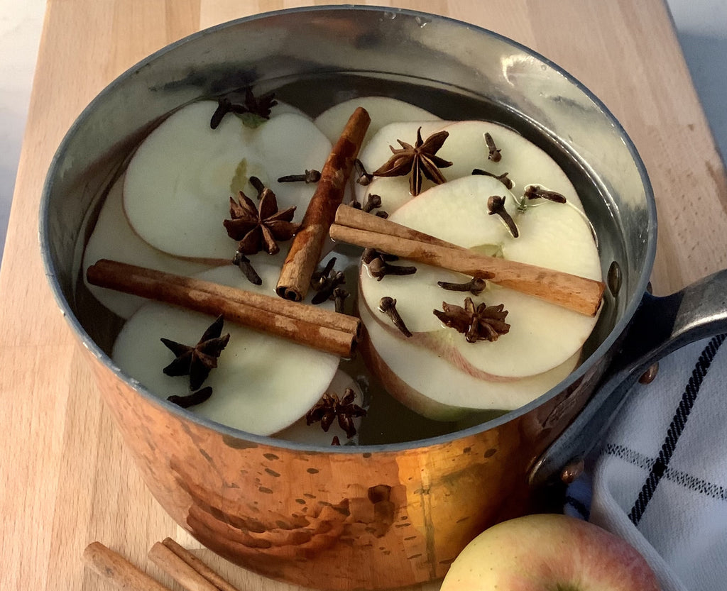 How to make a fall simmer pot, simmer pot recipe, apple, cinnamon, clove and ginger simmer pot, fall simmer pot how to, how to make a simmer pot, how to scent your home for fall, fall recipes, fall home decor, thanksgiving scents